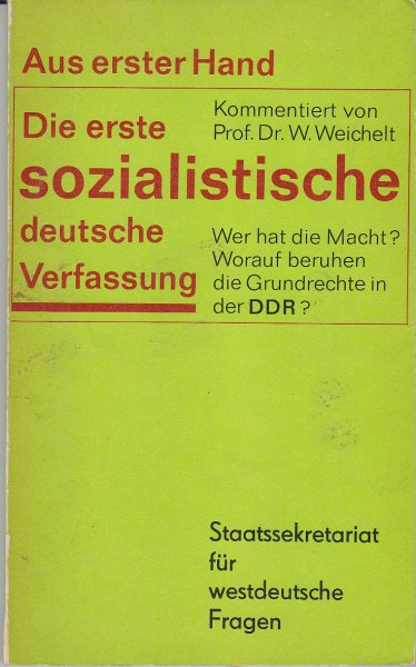 Aus erster Hand. Die erste sozialistische deutsche Verfassung. Wer hat die Macht? Worauf beruhen die Grundrechte der DDR ? Kommentiert von Prof. Dr. W. Weichelt(Die ersten Seiten mit Anstreichungen)